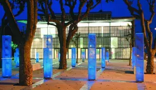 Les colonnes rayonnantes de Daniel Buren